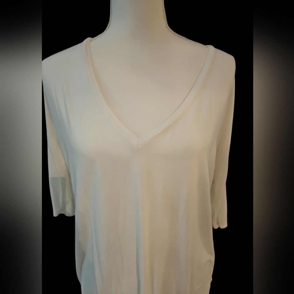 Like new Express elegant off white V-Neck Women's Relaxed Tee Top